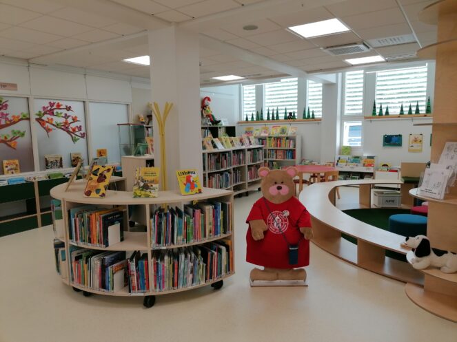 Tornion kirjaston lasten osasto ja lasten osaston maskotti Pyörykkä